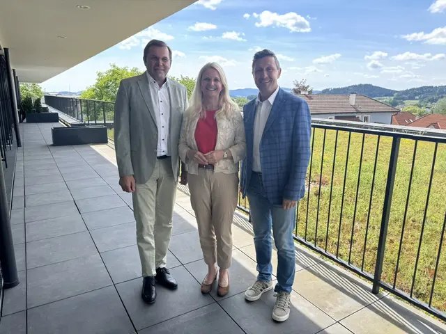 Landtagsabgeordneter Georg Ecker, Bezirksparteiobfrau Landtagsabgeordnete Gertraud Scheiblberger und Bürgermeister von Niederwaldkirchen Harald Haselmayr (v. l.).  | Foto: OÖVP