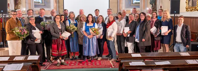 Das Arbeitsteam mit Sponsoren und Gästen bei der Buchpräsentation: Birgit Meinhard (Layout), Armin Sonnauer (Zeitzeuge als ehemaliger Lehrer der Hauptschule St. Leonhard am Hornerwald), Walburga Steiner, Hermann Steininger, (Bgm. a. D.), Vizebürgermeister Gerhard Steiner, Bezirkshauptmann Günter Stöger, Helga Hinterleitner, Mona Riegler (Vizebürgermeisterin aus Rastenfeld), Josef Edlinger (Abgeordneter zum NÖ Landtag in Vertretung von Landeshauptfrau Johanna Mikl-Leitner), Monika Honeder, Hubert Schultes (Generaldirektor der NÖ Versicherung a.D.), Marie Therese Ferrari, Elisabeth Riederer, Walter Slavik-Zehetner (Raiffeisen Bankstelle Gars/Kamp), Barbara Endl, Martin Falk (Bürgermeister von Gars am Kamp), Sylvia Gradner, Sabine Höllerer, Franz Pfeiffer, Andrea Morawec, Manfred Pfister, Anna Esser, Bürgermeisterin Eva Schachinger, Leopoldine Aschauer, Josef Poindl, Tamara Kohlberger, Stefan Honeder, Silvia Aschauer, ORF-Korrespondent und Moderator Tim Cupal (v.l.). | Foto: Fotoblie Mag. Gernot Blieberger