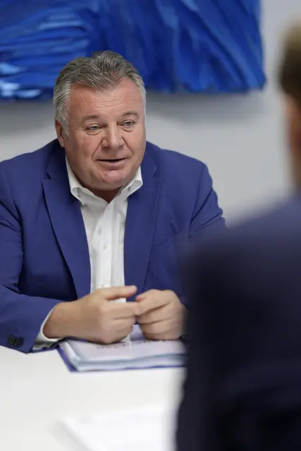 Verkehrslandesrat Günther Steinkellner zur Regio-Stadtbahn: "Wir sind die einzige Region, in der eine neue Bahn durch die Stadt gebaut wird, die die Stadt ins Land und die Pendler in die Stadt bringt." | Foto: Land OÖ/Daniel Kauder