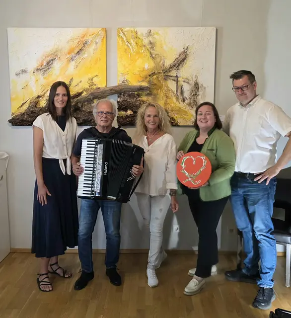 Hier präsentiert die Künstlerin ihr Gemälde Verbindung. v.l.n.r.: Birgit Salchinger, Werner Heid,  Sabine Schilcher-Asen, Karin Winkler und Christoph Eichtinger.  | Foto: Sabine Schilcher-Asen