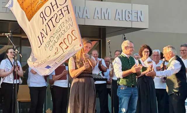 Bürgermeisterin Andrea Pock, die die Festivalfahne ein Jahr lang aufbewahrt hatte, übergab sie feierlich an St. Peter am Ottersbach. | Foto: MeinBezirk/Gerda Sammer-Schmidt