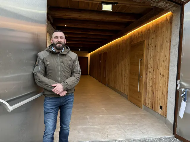 Mann steht im Eingangsbereich eines Stadls