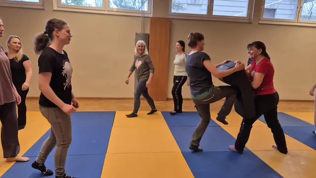 Frauen erlernten und übten in Feldbach Techniken zum Selbstschutz.