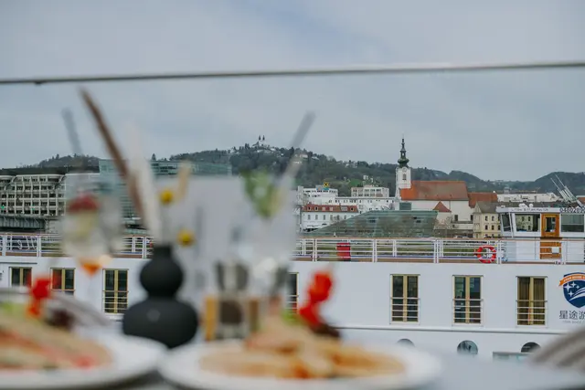 Für den Sommer wurde der Gastgarten des Lentos Restaurants erneuert und bietet einen perfekten Blick auf den Pöstlingberg und die Donau. | Foto: Ganglberger T.