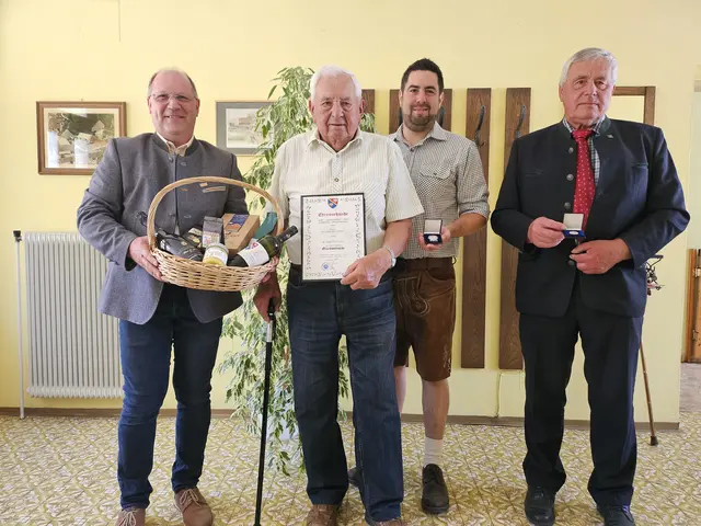 Zum 90. Geburtstag gratulierten Bürgermeister Horst Frank, Gemeinderat Dominik Pribitzer und Ortsvorsteher Willibald Jansa dem Jubilar Ernst Bauernfeind aus Kleinschweinbarth herzlich.