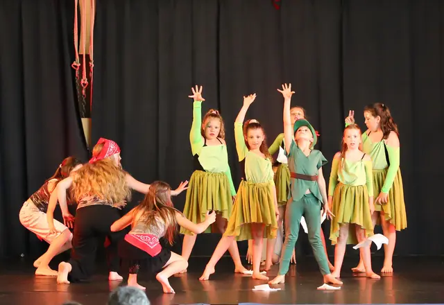 Die Hauptrolle als Peter Pan spielte die 9-jährige Viola Schachinger-Oberndorfer (3. v. r.) aus Taufkirchen an der Pram. | Foto: Tanzstudio Innviertel
