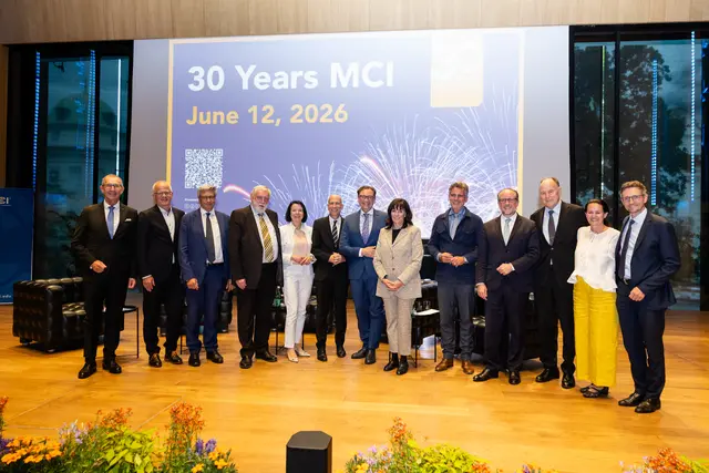 Andreas Altmann (MCI), Max Kloger (Präsident IV Tirol), Reinhard Schretter (Präsident a.D. IV Tirol; Vorsitzender des Universitätsrats der LFUI), EU-Kommissar a.D. Franz Fischler, Natalie Kocher, Martin Kocher (Gouverneur der OeNB), Peter Mirski (MCI), Martha Schultz (Präsidentin WK Österreich), Oliver Stock (Moderator), Alexander Schallenberg (Bundesminister a.D. und Bundeskanzler a.D.), Franz Pegger (MCI Kollegiumsleiter), Camilla Altmann, Michael Kraxner (Vorstand TIWAG).  | Foto: Thomas Steinlechner