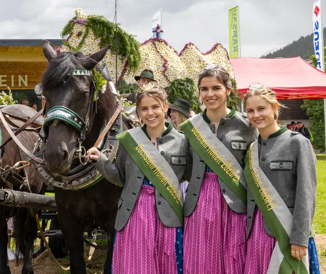Beim Frühlingsfest wurden auch die neuen "Dachstein Hoheiten" gekrönt (v.l.): Lena Bachler, Celina Oberreiter und Johanna Kahr dürfen nun ein Jahr lang die Tourismusregion Schladming-Dachstein bei vielen Veranstaltungen repräsentieren. | Foto: Michael Simonlehner