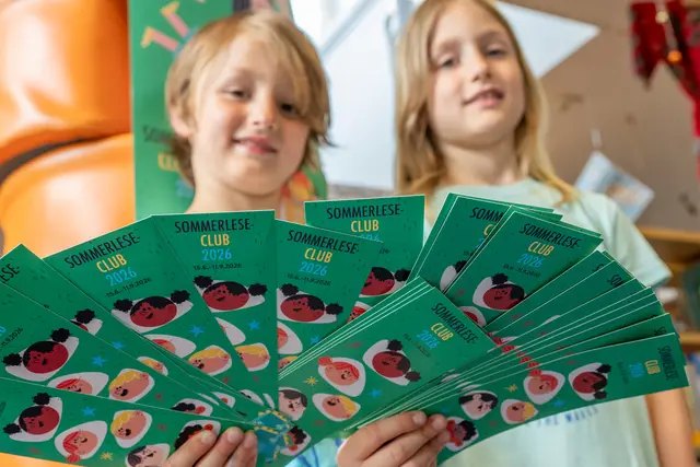 Alle, die bis 11. September eine Bewertung in einer Bücherei abgegeben haben, bekommen nicht nur ein Lesezertifikat, sondern nehmen auch an einer Verlosung teil. | Foto: Stadt Wien Büchereien / Natalie Stephan