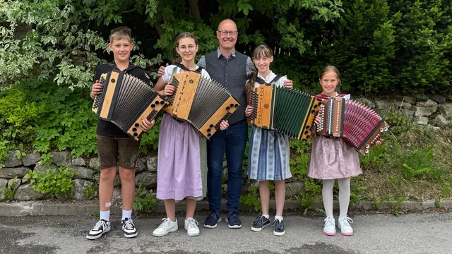 Erfolgreich an der Harmonika: Lorenz Wurm, Magdalena Nader, Sarah Weibold und Nora Wurm (von links nach rechts) mit Lehrer Josef Reiter. | Foto: Andreas Wurm