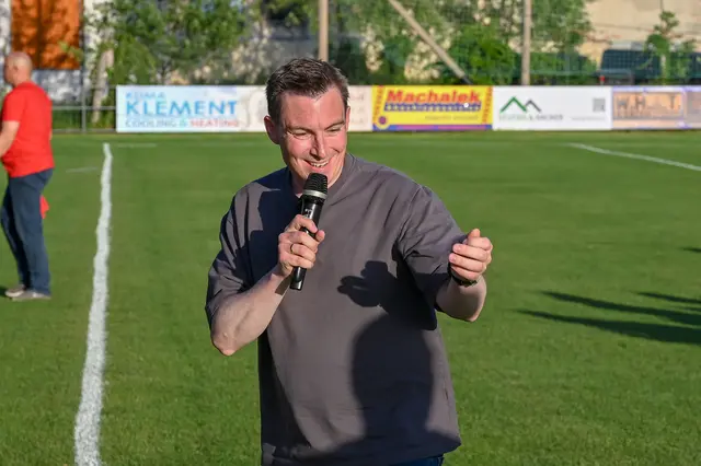 Bürgermeister Stefan Schmid freute sich mit Spielern, Funktionären und Fans über den Meistertitel des SV Manhartsberg. | Foto: Reinhard Gerstorfer
