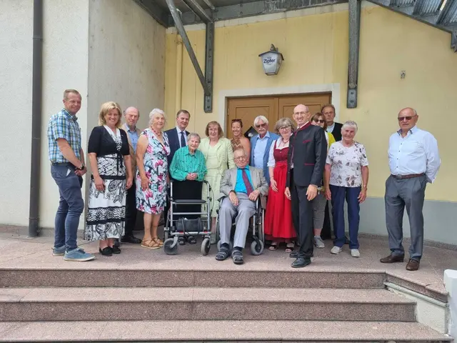 Zahlreiche Gäste gratulierten der Jubilarin: Markus Hemerka, Josefa Czezatke, Bernhard Epp, Maria Epp, Wolfgang Merkatz, Elfriede Epp, Sabine Friedl, Patricia Mayer, Walter Friedl, Hermann Gindl, Christine Epp, Andreas Epp, Maria Kautz, Norbert Orglmeister, Elfi Kohl und Eduard Schilling. | Foto: privat