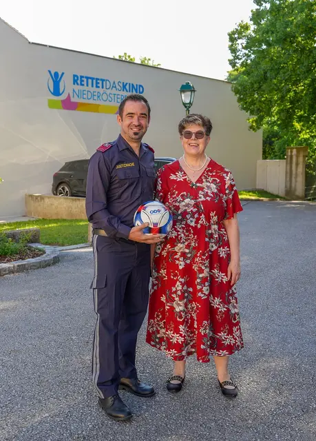 Oliver Schreiner, der Obmann des Benefiz-Vereines "Blaulicht-Fussball-Turnier und Initiatorin Karin Modl. | Foto: zVg