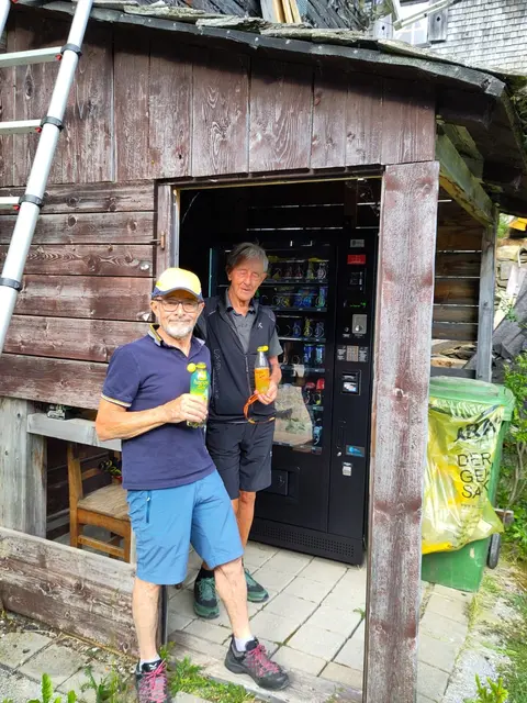 Der ehemalige Obmann des TVB Wipptal, Sepp Gstraunthaler (l.) freut sich, dass es vor Ort jetzt zumindest einen Automaten für Getränke und Snacks gibt. | Foto: Sepp Gstraunthaler