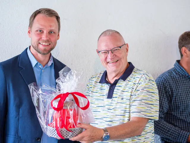  Anton Wegscheider (Pressereferent Landesfeuerwehrverband Tirol) dankt Rainer für die Zusammenarbeit im Rahmen der Landeseinsatzleitung.   | Foto: Christian Wucherer