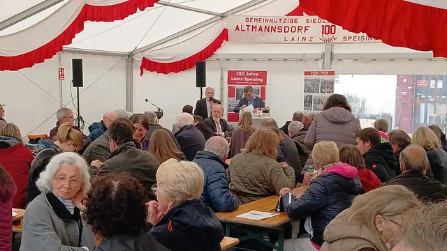 Die Siedlung Lainz-Speising steht seit 100 Jahren für leistbares Wohnen in Hietzing. Im Bildhintergrund auch zu sehen ist der Hietzinger Gemeinderat Gerhard Schmid (SPÖ). | Foto: Scherzer