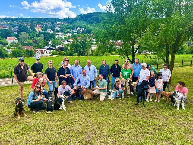 Über 25 Hunde und deren zweibeinige Begleitung kamen zur Eröffnung | Foto: Marktgemeinde Gablitz