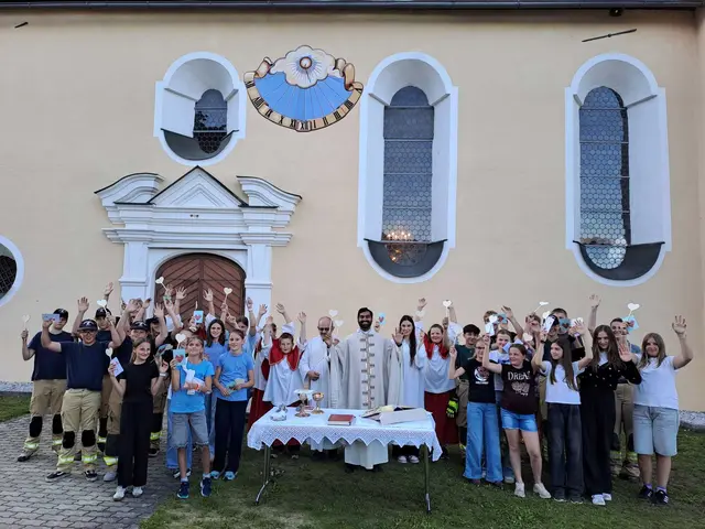Die Jungschar sowie die Feuerwehrjugend mit Pater Dominik in Uderns.  | Foto: Magdalena Hollaus