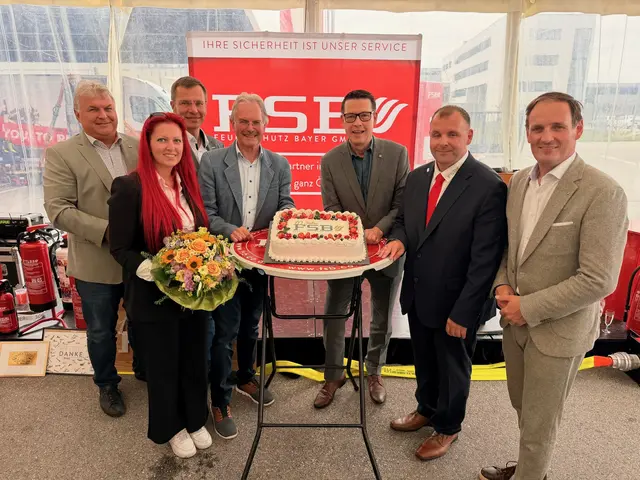 Bezirksstellenleiter Klaus Kaweczka, Marina Bayer, Bezirksstellenobmann Gernot Wiesinger, Landtagspräsident Karl Wilfing, WK-Vizepräsident LAbg. Kurt Hackl, Johannes Bayer, Bgm. Stefan Haindl | Foto: Schultes