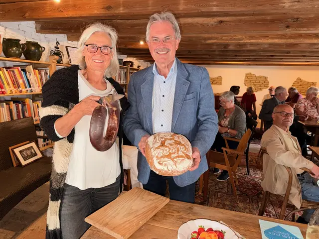 Autorin Heidi Strobl und Senioren-Ortsobmann Carlo Wilfing.
  | Foto: Schultes