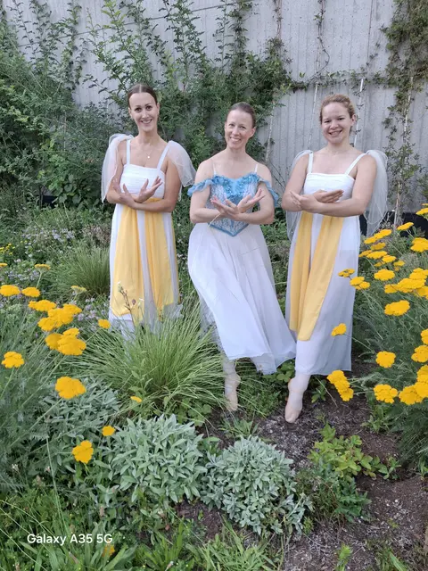 Foto v.l.n.r.: Lisa, Isolde und Esther tanzen bei dem Sommerballett "Sommerglück"