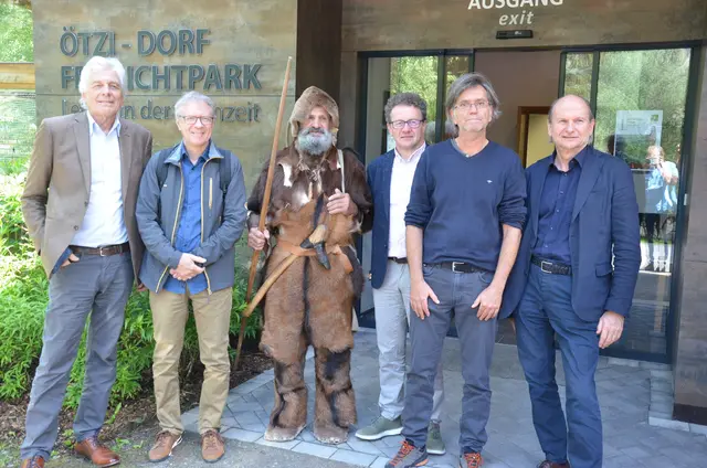 Walter Leitner, Albert Hafner, Ötzi, Hubert Steiner, Andreas Putzer und Kurt Nicolussi (v.l.).