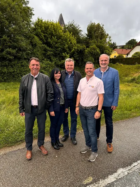 KEMATEN. Die Vatertagsaktion der FPÖ Kematen am 12. Juni 2026 war erneut ein voller Erfolg und wurde von zahlreichen Besuchern sehr gut angenommen. Viele Väter und Familien kamen am Freitagnachmittag beim „s’ Gustl“ in entspannter Atmosphäre zusammen.
Geselliges Beisammensein am Vatertag
Bei Leberkässemmeln und einem kühlen Seiterl Bier entwickelte sich ein lebhafter Austausch. Im Mittelpunkt standen Gespräche über aktuelle Themen und Anliegen in der Gemeinde sowie das gemeinsame Feiern des Vatertags.
Auch Infrastrukturlandesrat Günther Steinkellner besuchte die Veranstaltung und zeigte sich positiv beeindruckt von der Stimmung. „Solche Veranstaltungen fördern das Miteinander, schaffen Raum für persönliche Gespräche und stärken den Zusammenhalt in der Gemeinde“, so Steinkellner.
Positive Resonanz aus der Gemeinde
Christian Deutinger zog ebenfalls eine erfreuliche Bilanz: „Die hohe Beteiligung und das durchwegs positive Feedback zeigen, wie wichtig solche unkomplizierten Treffen sind. Es freut uns sehr, dass die Aktion so gut angekommen ist.“
Weitere Aktionen geplant
Die FPÖ Kematen bedankt sich bei allen Gästen für ihr Kommen und die zahlreichen Gespräche. Aufgrund des großen Erfolgs sind auch künftig ähnliche Veranstaltungen geplant, um den direkten Austausch in der Gemeinde weiter zu fördern.
Auf dem Foto sind Günther Steinkellner, LAbg. Franz Graf sowie Christian Deutinger bei der Vatertagsaktion der FPÖ Kematen zu sehen, die von vielen Besuchern in lockerer Atmosphäre besucht wurde. | Foto: FPÖ Kematen