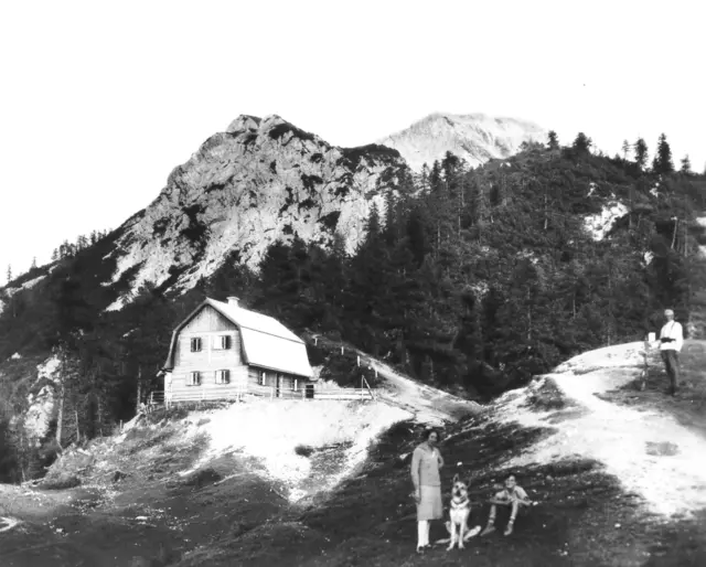 Die Annahütte lag auf dem Jepza-Sattel westlich des Mittagskogels und wurde im Zweiten Weltkrieg ein Opfer der Flammen. | Foto: Privat