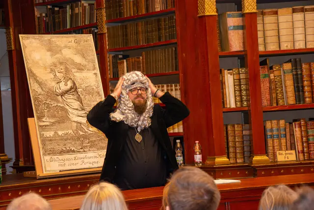 Eine außergewöhnliche Verbindung von Literatur, Raum und Performance erlebten die Besucherinnen und Besucher der Stiftsbibliothek Klosterneuburg kürzlich bei der Lesung von Niels Klims Unterirdischer Reise.. 
 | Foto: Maria-Anna Schoderböck