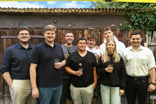 David Ringhofer, Landesobmann Daniel Heintz, Gemeindevorstand Ruldolf Buchinger, Daniel Dafanek, Pascal Glanz, Johanna Rauchbauer, JVP-Obmann Dominik Buchinger und Bezirksobmann Wolf Steinhäusl beim Vaterstagsbier. | Foto: JVP Müllendorf