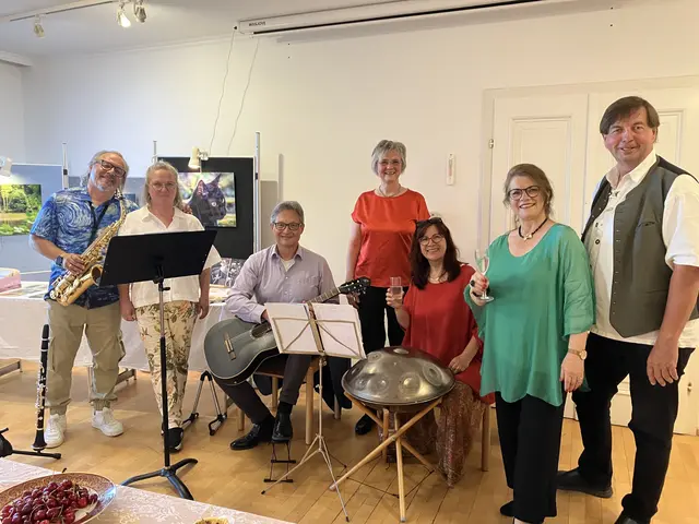 Gottfried Tröstler, Nikola Tröstler, Ewald Eder, Bettina Bergauer, Anna Katharina Hirschvogl, Rosa Rattay und Franz Spehn bei der Vernissage. | Foto: zVg