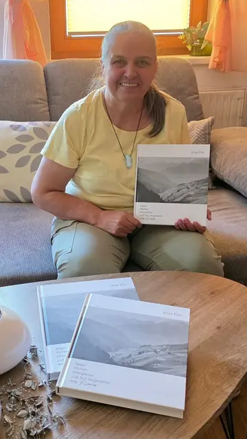 Silvia Eller mit ihrem frisch gedruckten Buch. "Die ersten Rückmeldungen sind sehr positiv", freut sie sich. | Foto: Burgi Mühlbacher