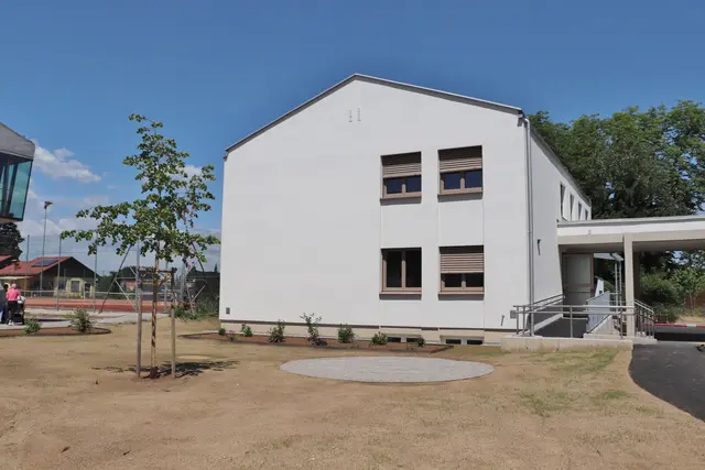 Neben umfangreicher Sanierung erhielt der Pfarrhof einen barrierefreien Zugang und eine einladende Öffnung hin zum Sport- und Schulzentrum. | Foto: Edith Ertl