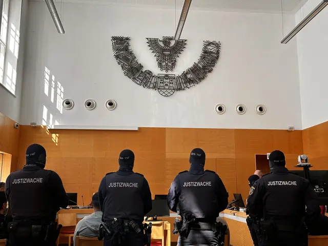 Unter höchstem Sicherheitsaufgebot begann heute der Prozess rund um Bankomatsprengungen und andere Delikte. Vier mutmaßliche Bandenmitglieder sitzen auf der Anklagebank. | Foto: MeinBezirk
