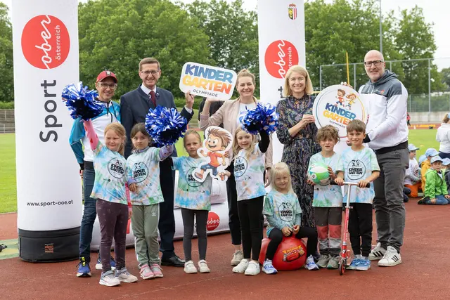 Von links hinten: Moderator Günther Weidlinger, Sport-Landesrat Markus Achleitner, OÖ-Krone-Chefredakteurin Alexandra Halouska, LH-Stellvertreterin und Bildungslandesrätin Christine Haberlander und Landessportdirektor Gerhard Rumetshofer. | Foto: Land OÖ/Daniela Sternberger
