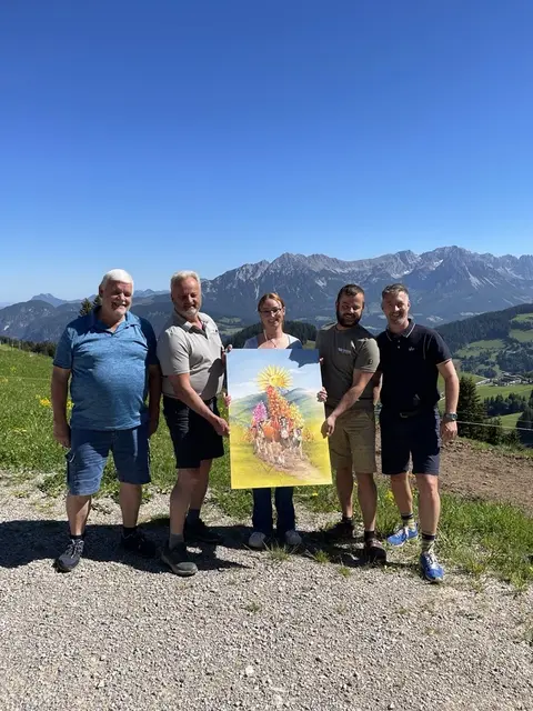 (v.l.) Hans Thaler, Meinrad Bliem sen., Künstlerin Sarah Kogler, Meinrad Bliem jun. und Gabriel Eder (Tourismusmanager Söll) bei der Präsentation des Almmotivs. | Foto: TVB Wilder Kaiser