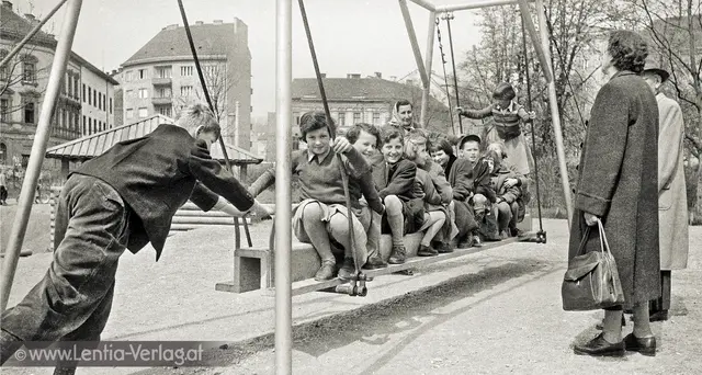 Nach dem Abbruch des Volksgartensalons wurde auf der freigewordenen Fläche 1954 ein Spielplatz errichtet. | Foto: Lentia-Verlag