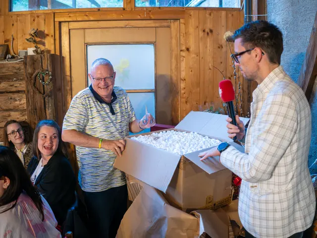 Florian Kurzthaler (Vorstand Abteilung Öffentlichkeitsarbeit) dankt Rainer für 38 Landesdienstjahre in der Abteilung Öffentlichkeitsarbeit. | Foto: Christian Wucherer