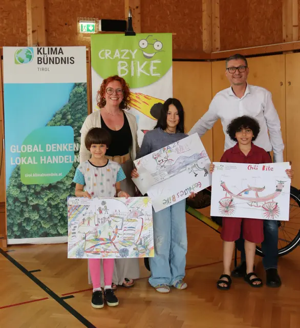 Bezirkspreisverleihung im Bezirk Innsbruck-Land (Baumkirchen): Ronja Meller, Clarisse Schrott und Rayan Ben Abderrahmane mit ihren Zeichnungen, Maria Eibisberger (Schulleitung VS Baumkirchen), Andrä Stigger, Geschäftsführer von Klimabündnis Tirol | Foto: Klimabündnis Tirol