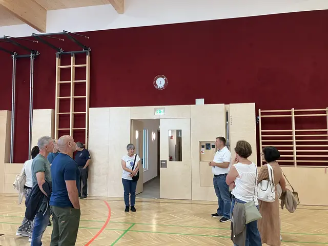 Schulführung durch Direktor Josef Wildanger im neuen Turnsaal. | Foto: Maria Simma