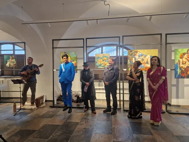 Der Liedermacher und Künstler Fabian Freudig aus Pfronten stimmte die Besucher mit indischer Musik und Mantras auf die Reise nach Indien ein. | Foto: Daniela Pahle