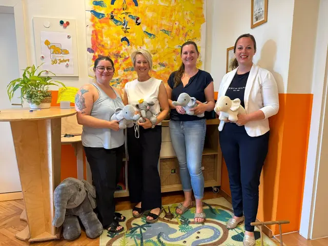 GR Tina Forster, Nicole Radinger und Leiterin Barbara Schamberger (Drehscheibe Kind), Stadträtin Julia Granegger (v. li.). | Foto:  OÖVP Steyr
