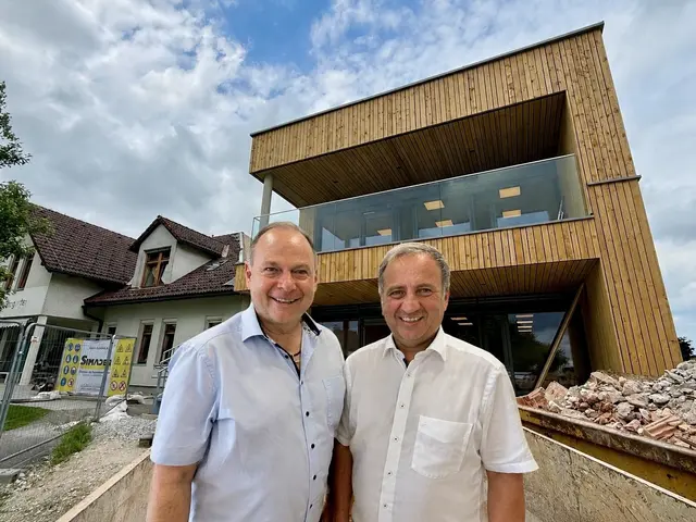 LAbg. Josef Rathgeb und NR Michael Hammer vor dem Kindergartenzubau in Oberneukirchen.


 | Foto: ÖVP UU