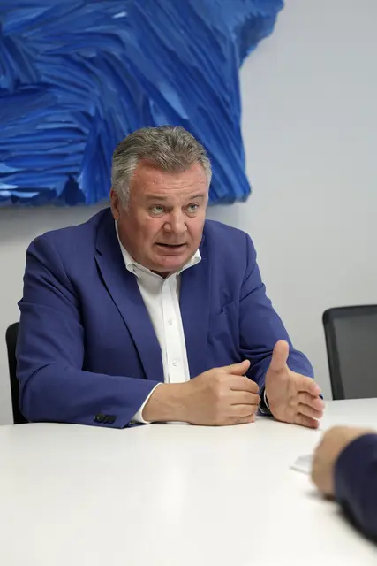 Verkehrslandesrat Günther Steinkellner im MeinBezirk-Interview: "Man könnte ja damit anfangen, dass man Tempo 150 dort für jene Autos genehmigt, die keinen CO2-Ausstoß haben. Vielleicht wird dann der Ankauf von Elektrofahrzeugen attraktiver." | Foto: Land OÖ/Daniel Kauder
