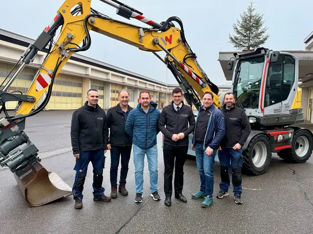 LH-Stv. Martin Gruber (Dritter von rechts) mit Mitarbeitern vom Straßenbauamt Villach, die im Baustellensommer alle Hände voll zu tun haben. | Foto: Büro LH-Stv. Gruber