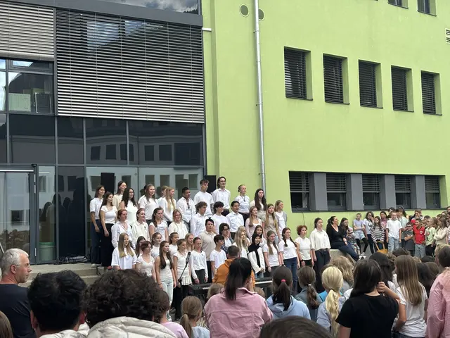 Schulchor des Lothar-Meyer-Gymnasiums aus Varel im Hof des Schulzentrums Tamsweg