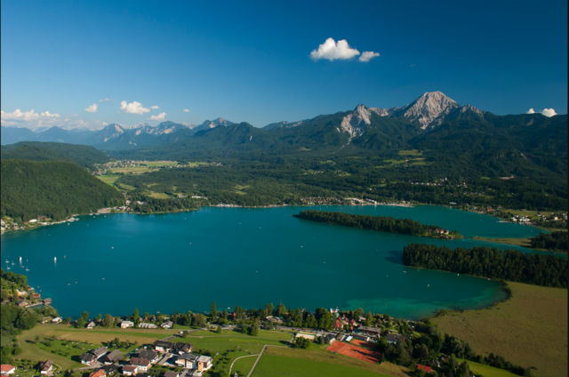 Zwischen türkisblauem See und den markanten Gipfeln der Karawanken präsentiert sich Finkenstein am Faaker See als einer der reizvollsten Orte Kärntens. | Foto: Gemeinde Finkenstein