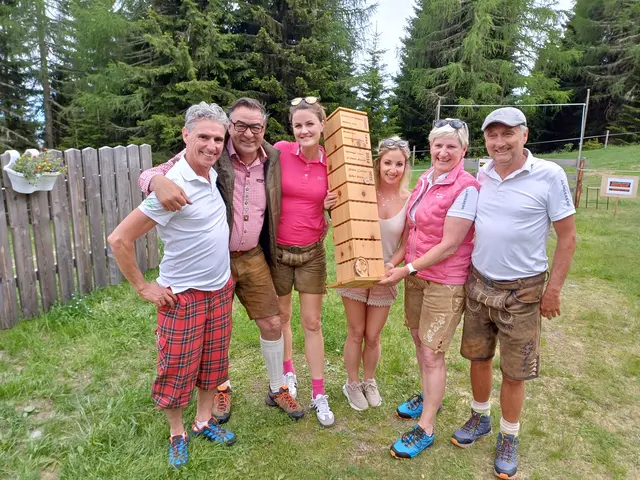Karin und Lisa Schinegger (2. und 3. v. r.)(am Foto mit den Vorjahrssiegern und dem Vereinsvorstand) sicherten sich den Sieg beim Downhillgolfen. | Foto: GV