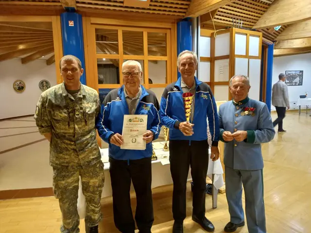 Siegerehrung der Mannschaft mit Heinrich und Josef Schneider.