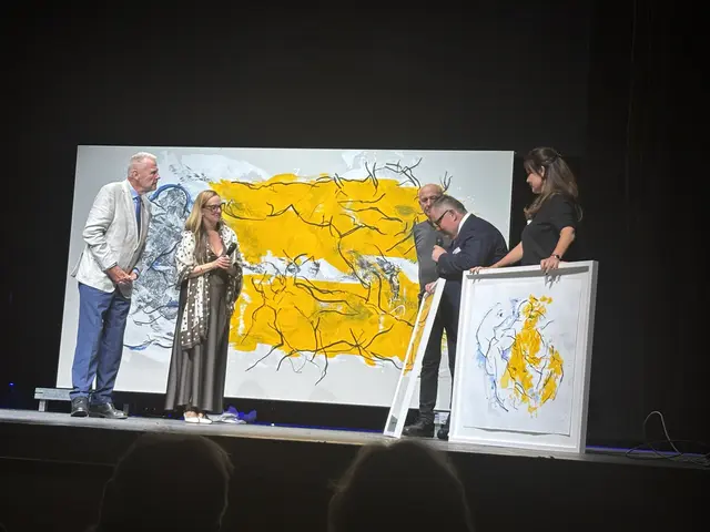 Werner Trenker schenkte dem Rathaus und dem Stadtteater zwei Kunstwerke aus dieser Serie. | Foto: Schauer
